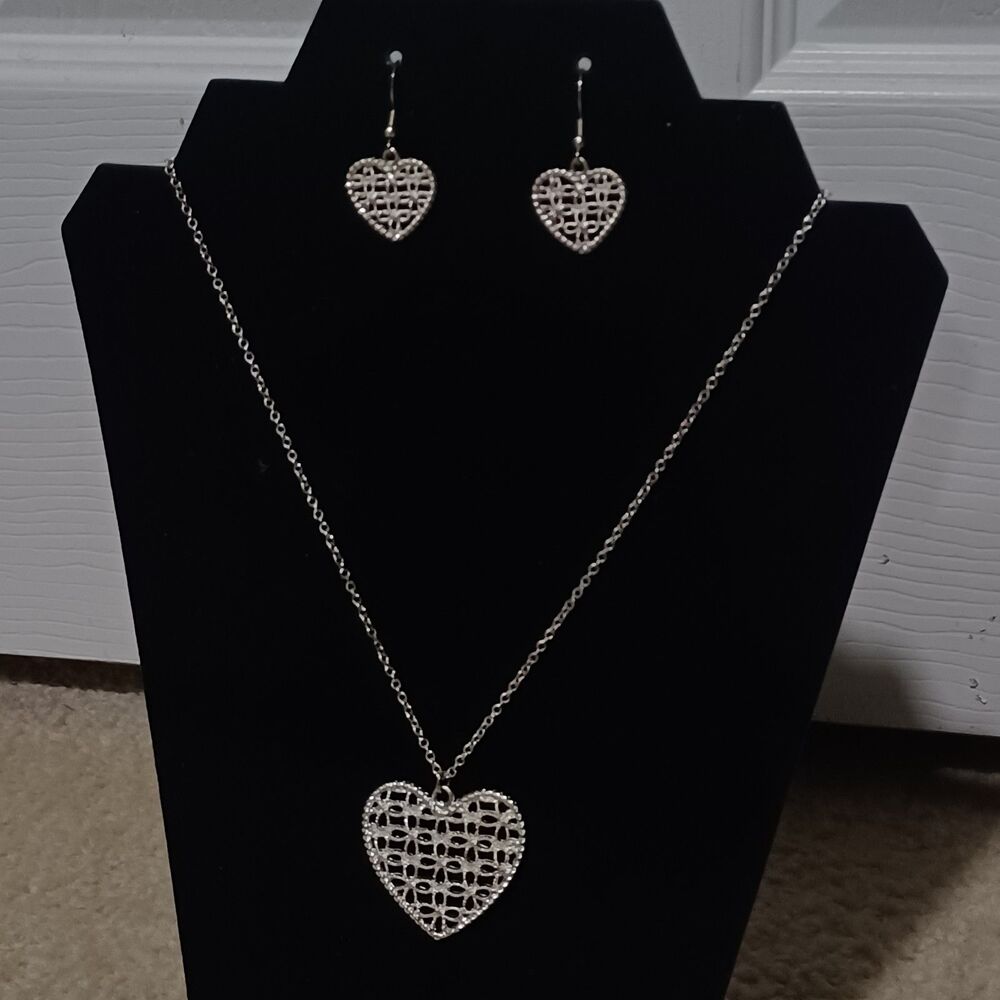 Silver-Toned Open Filigree Heart-Shaped Pendant & Earring Set, 18"